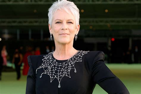 Jamie Lee Curtis Was Embarrassed by Nude Scene in Trading。